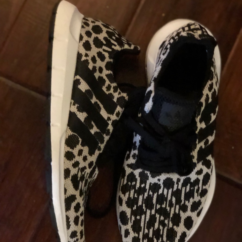 Swift run adidas shoes - only tried on inside!